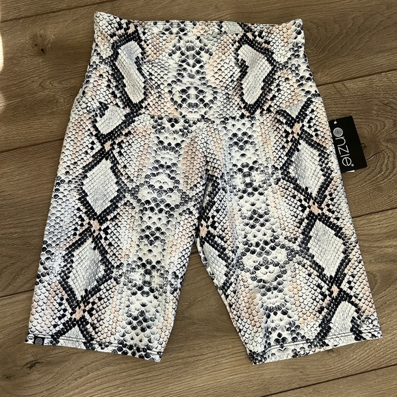 NWT Onzie Snakeskin Biker Shorts Size Small - Picture 1 of 5